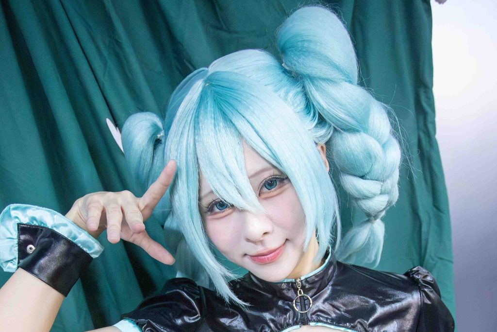 图片[10]-小空Sora初音未来Cosplay写真赏析｜苍绿色双辫造型与近景摄影解析