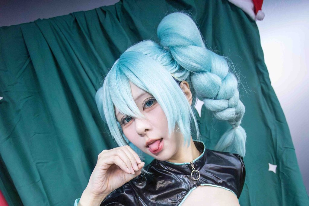 图片[8]-小空Sora初音未来Cosplay写真赏析｜苍绿色双辫造型与近景摄影解析