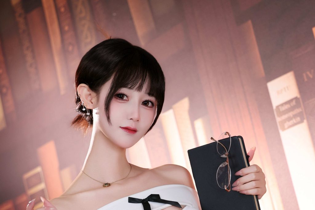 羽生三未甜系OL写真赏析｜复古书房里的白衣黑裙知性人像