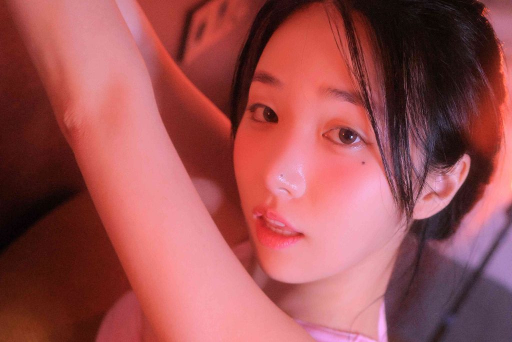 图片[7]-YeonwooLee Soap写真赏析：Yeonwoo Lee粉色室内写真与光影摄影解析