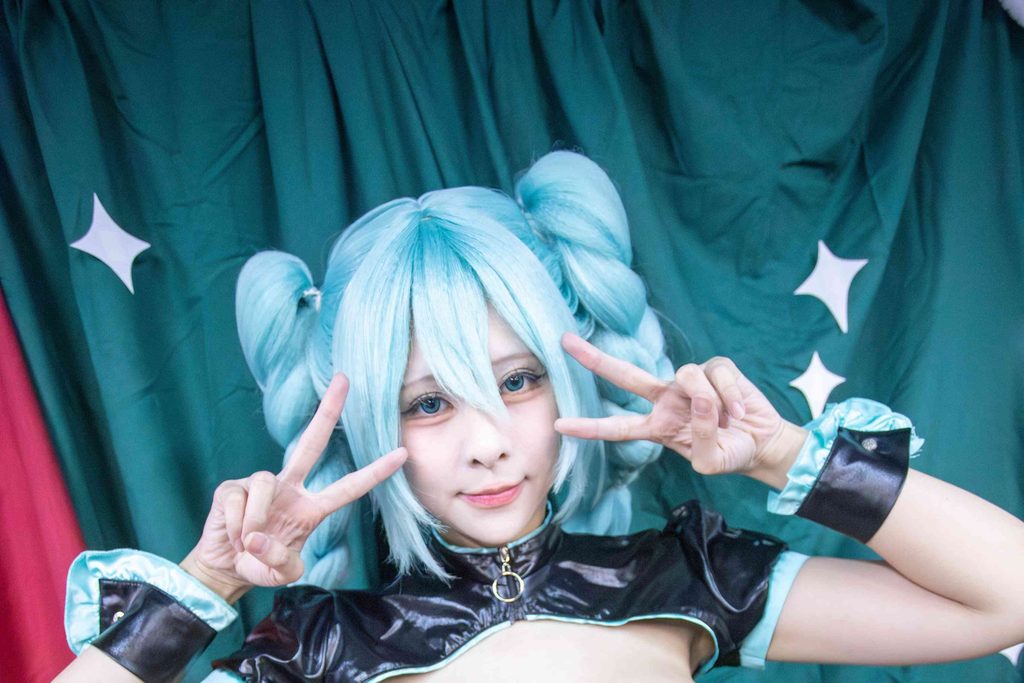 图片[3]-小空Sora初音未来Cosplay写真赏析｜苍绿色双辫造型与近景摄影解析