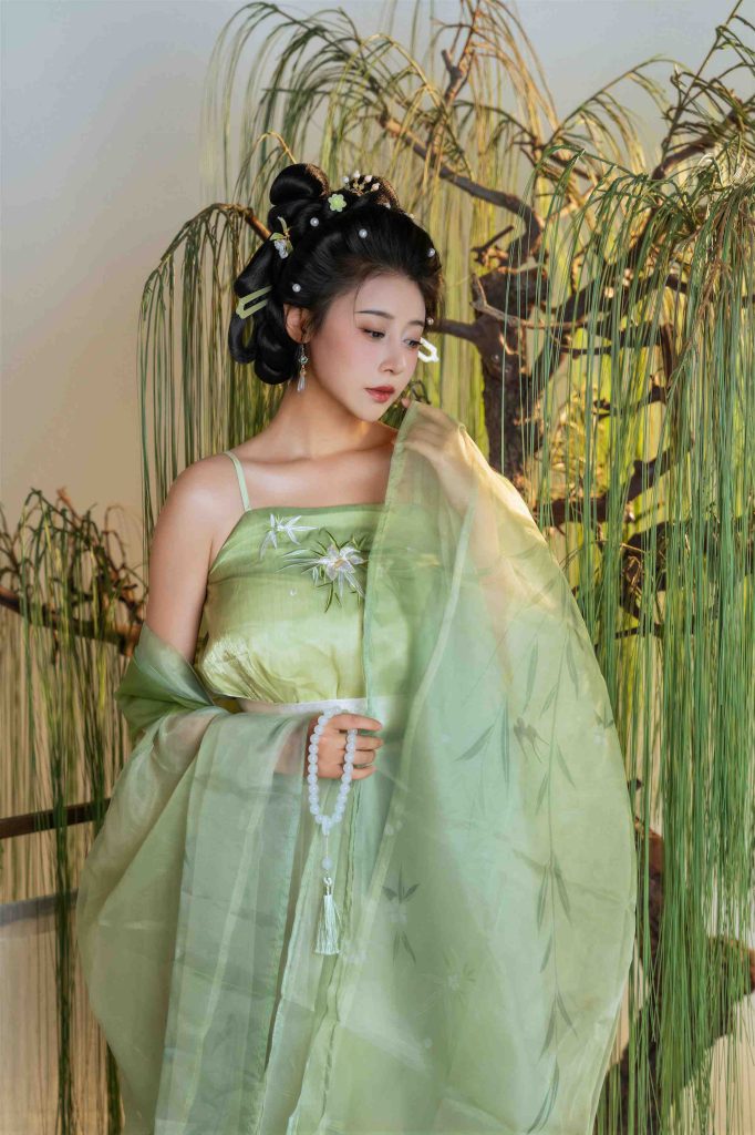 图片[8]-奈汐酱nice《拾翠》写真赏析｜青绿古风造型与东方园林人像摄影