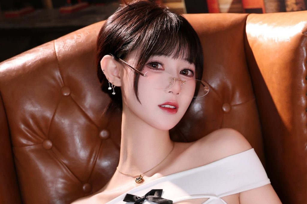 图片[8]-羽生三未甜系OL写真赏析｜复古书房里的白衣黑裙知性人像