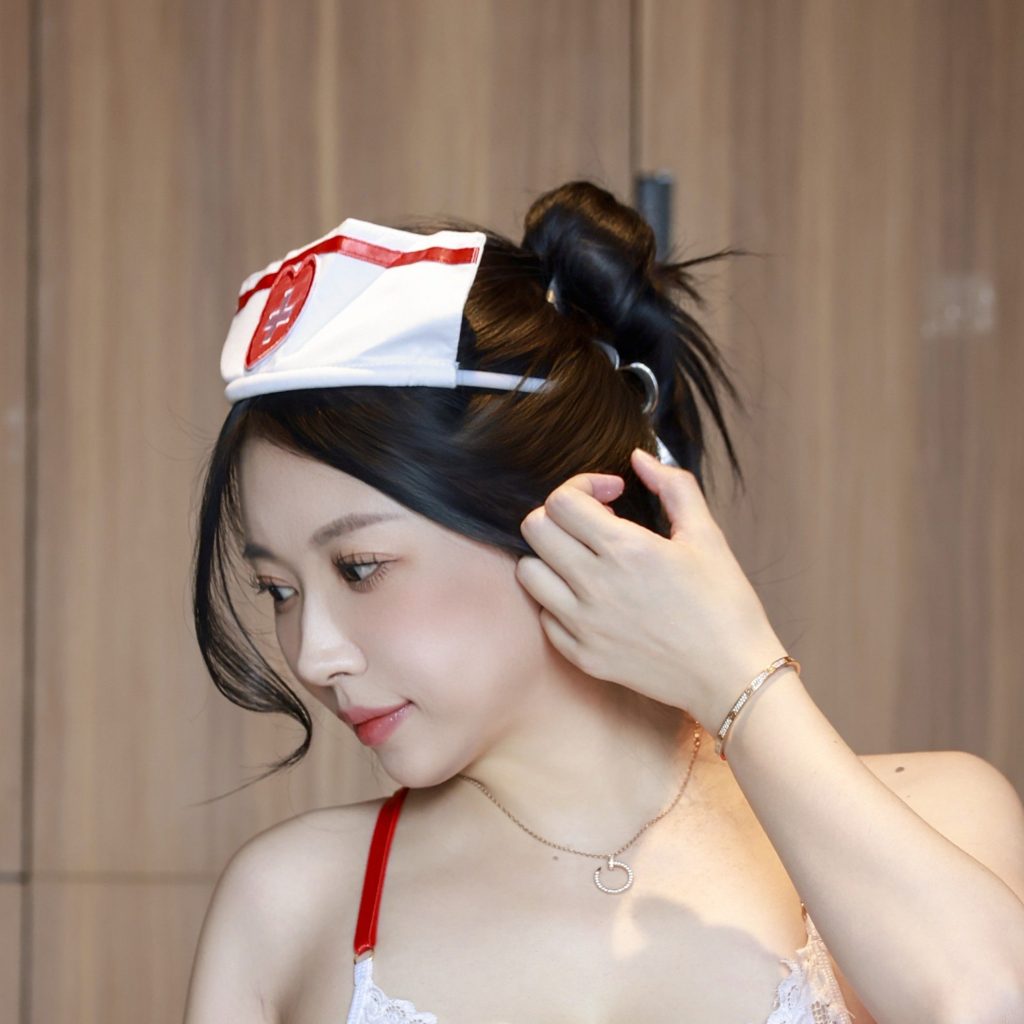 图片[9]-小女巫露娜2026情人节限定写真｜红白护士主题高清美图赏析