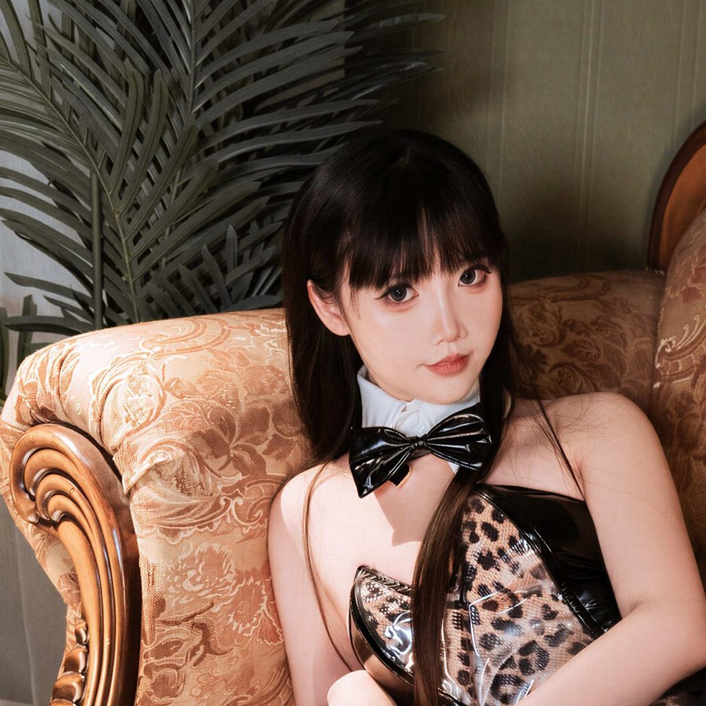 图片[9]-面饼仙儿豹纹兔女郎写真赏析｜黑色漆皮与复古光影主题摄影