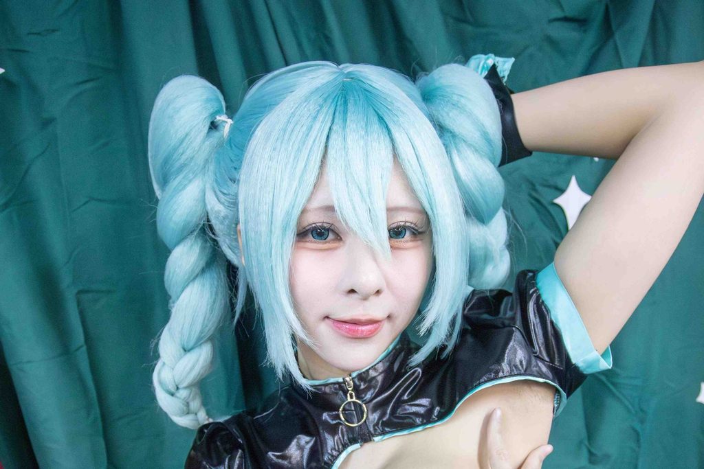 图片[7]-小空Sora初音未来Cosplay写真赏析｜苍绿色双辫造型与近景摄影解析