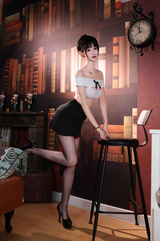 图片[2]-羽生三未甜系OL写真赏析｜复古书房里的白衣黑裙知性人像