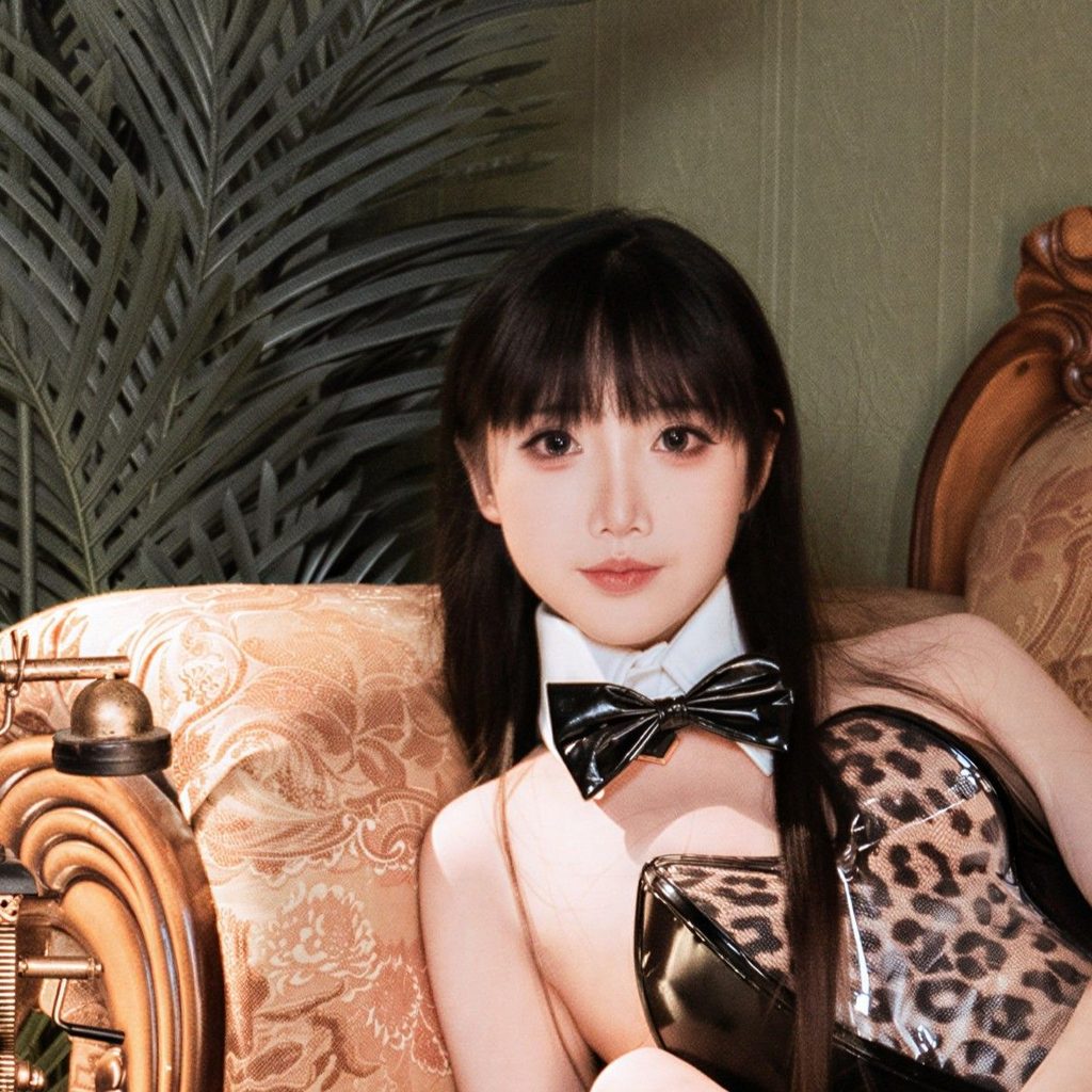 图片[8]-面饼仙儿豹纹兔女郎写真赏析｜黑色漆皮与复古光影主题摄影
