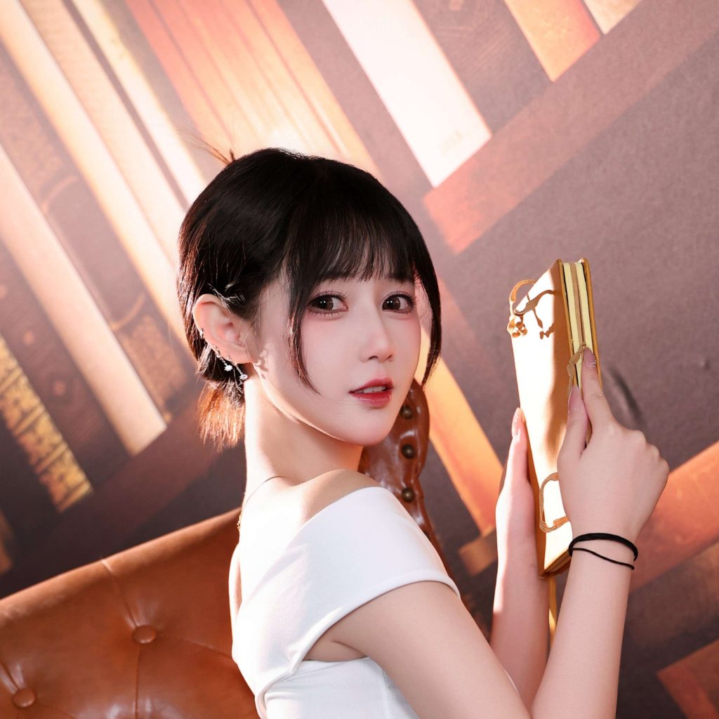 图片[9]-羽生三未甜系OL写真赏析｜复古书房里的白衣黑裙知性人像