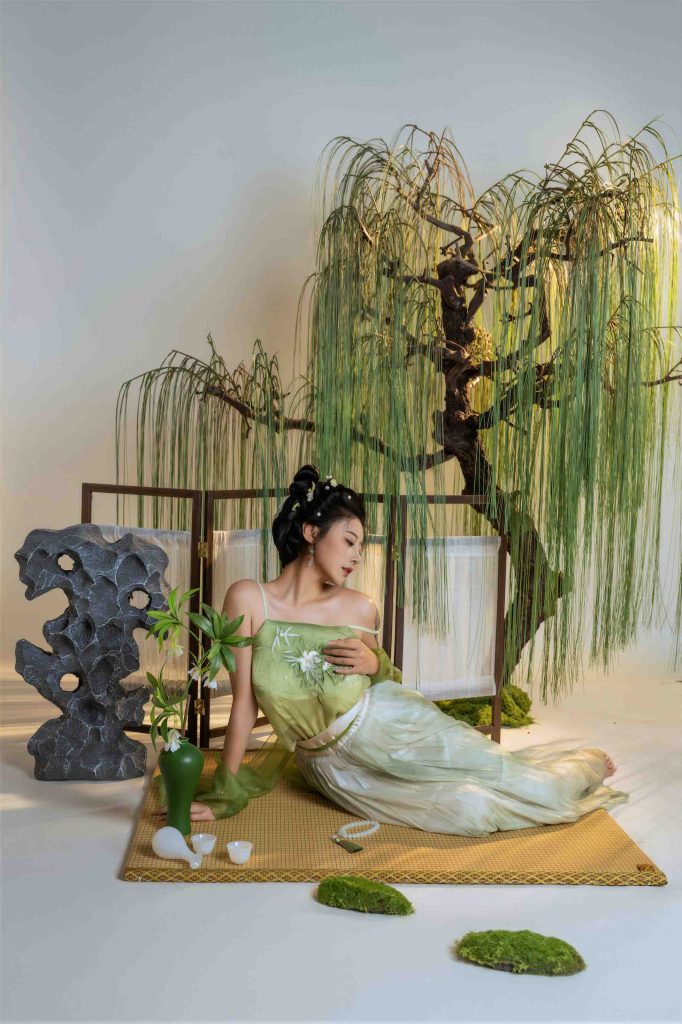 图片[9]-奈汐酱nice《拾翠》写真赏析｜青绿古风造型与东方园林人像摄影
