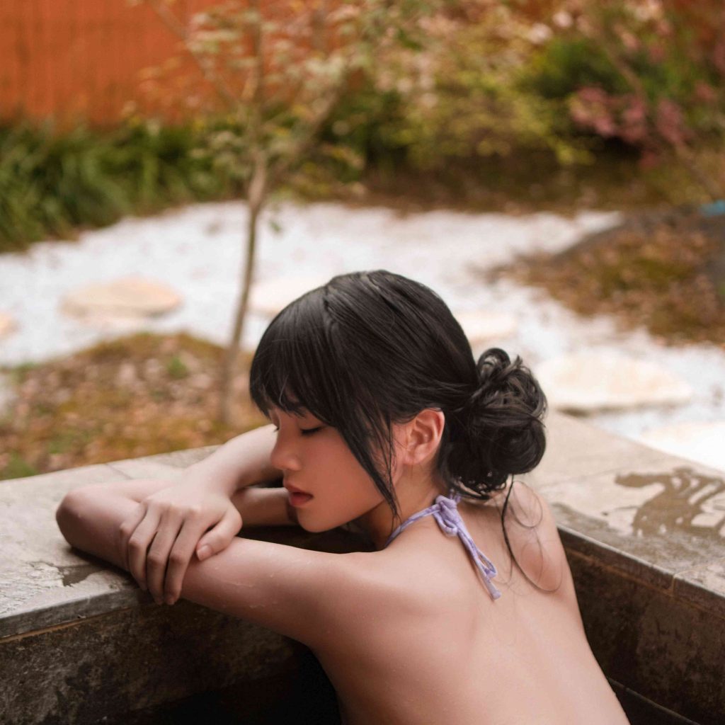 图片[7]-桜桃喵紫色韵味写真赏析｜浅紫造型与秋日庭院唯美人像