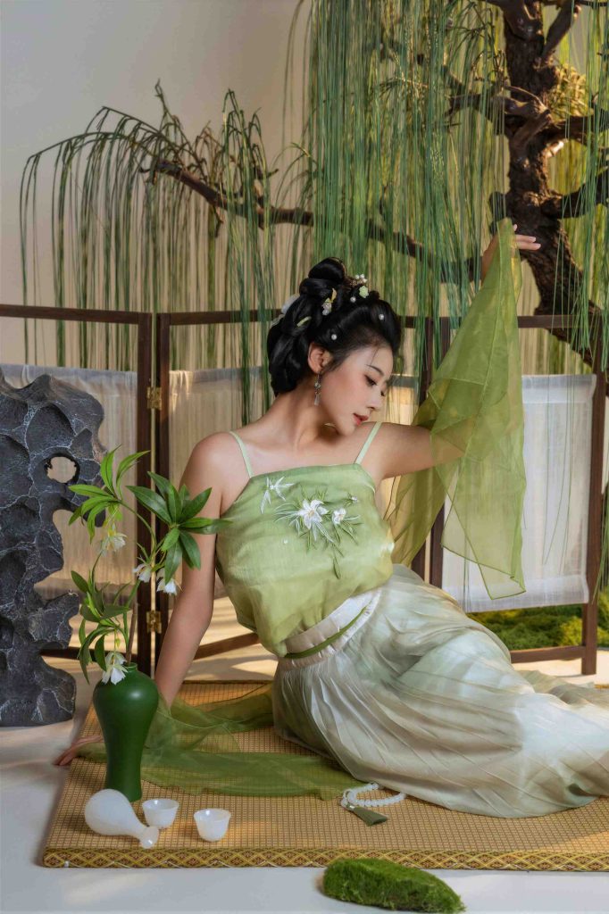 图片[10]-奈汐酱nice《拾翠》写真赏析｜青绿古风造型与东方园林人像摄影