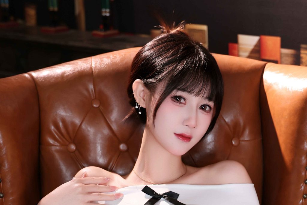 图片[7]-羽生三未甜系OL写真赏析｜复古书房里的白衣黑裙知性人像