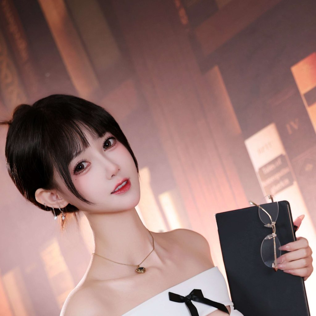 图片[4]-羽生三未甜系OL写真赏析｜复古书房里的白衣黑裙知性人像