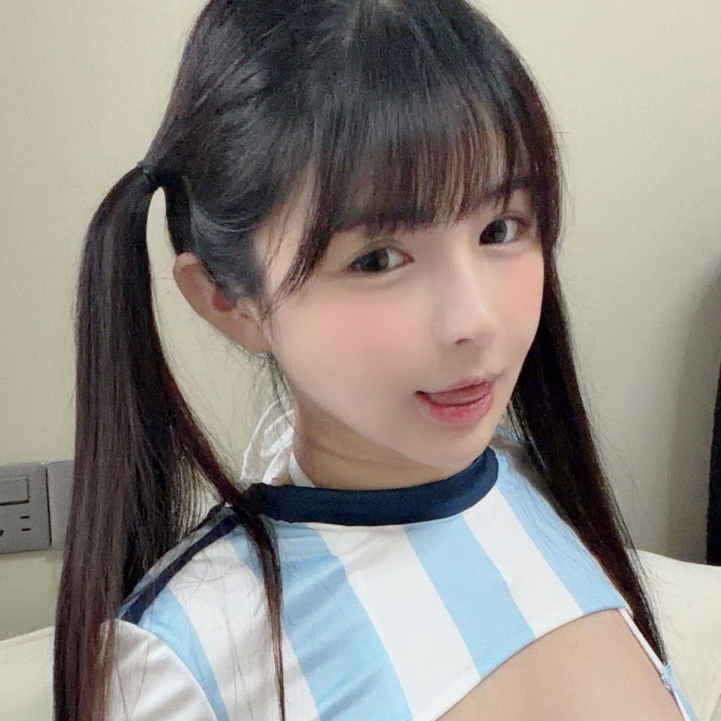 图片[4]-桜井宁宁球衣写真赏析：蓝白条纹双马尾清新人像摄影解析