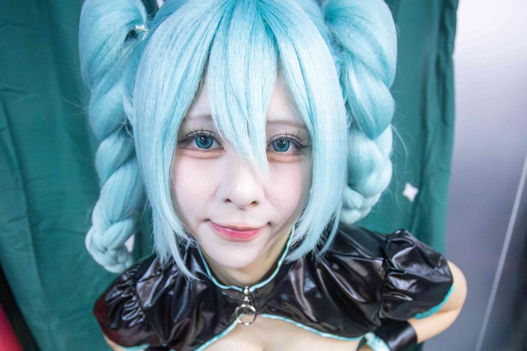 图片[5]-小空Sora初音未来Cosplay写真赏析｜苍绿色双辫造型与近景摄影解析