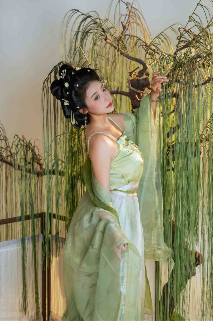 图片[7]-奈汐酱nice《拾翠》写真赏析｜青绿古风造型与东方园林人像摄影