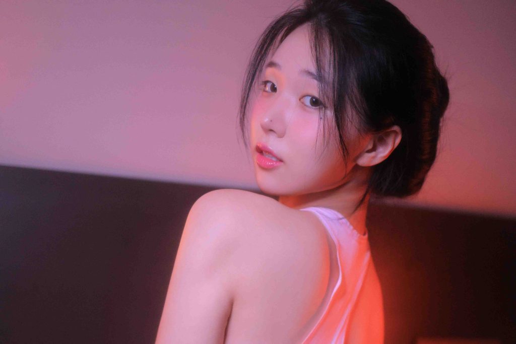 图片[10]-YeonwooLee Soap写真赏析：Yeonwoo Lee粉色室内写真与光影摄影解析