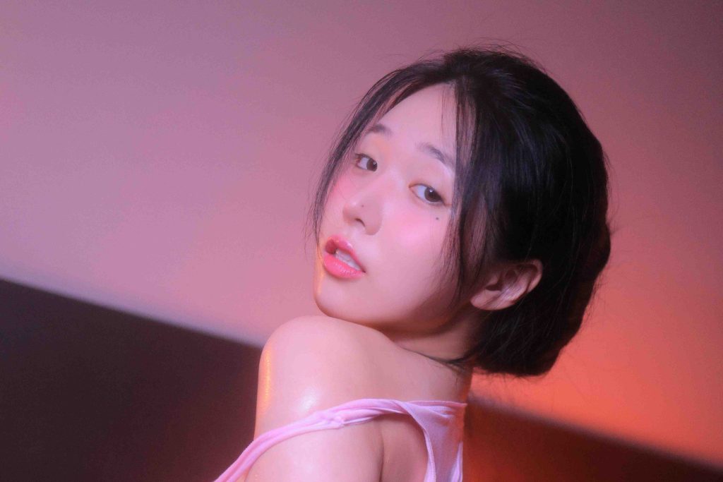图片[4]-YeonwooLee Soap写真赏析：Yeonwoo Lee粉色室内写真与光影摄影解析