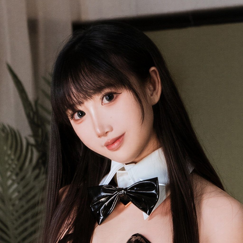 图片[3]-面饼仙儿豹纹兔女郎写真赏析｜黑色漆皮与复古光影主题摄影