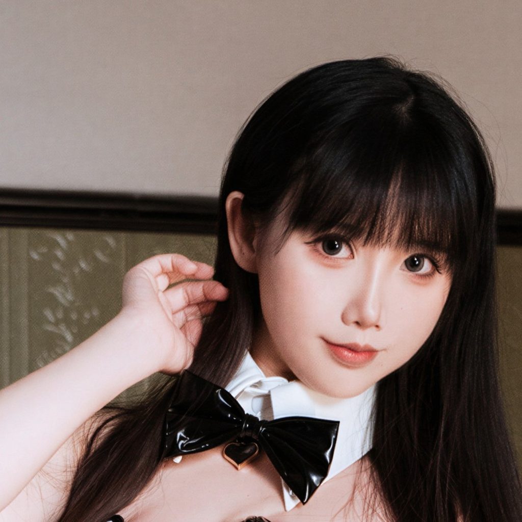 图片[5]-面饼仙儿豹纹兔女郎写真赏析｜黑色漆皮与复古光影主题摄影