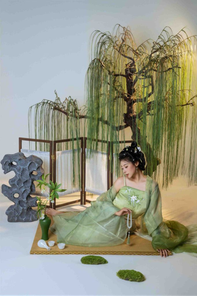 图片[2]-奈汐酱nice《拾翠》写真赏析｜青绿古风造型与东方园林人像摄影