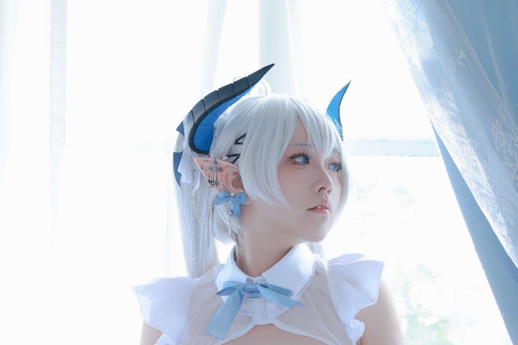 G44不会受伤 琉璃Cosplay写真赏析：白色恶魔少女的幻想美学与摄影表达-绅士网