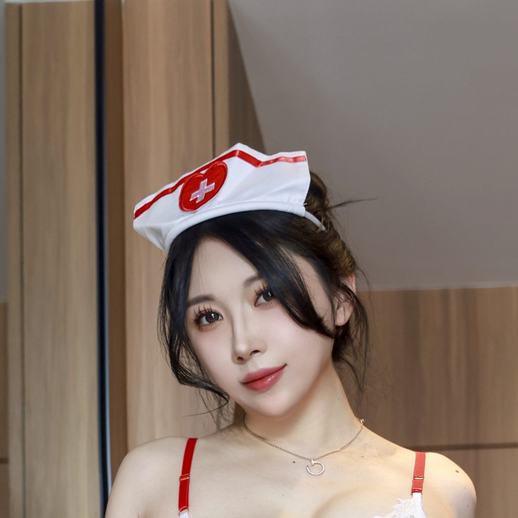 图片[5]-小女巫露娜2026情人节限定写真｜红白护士主题高清美图赏析