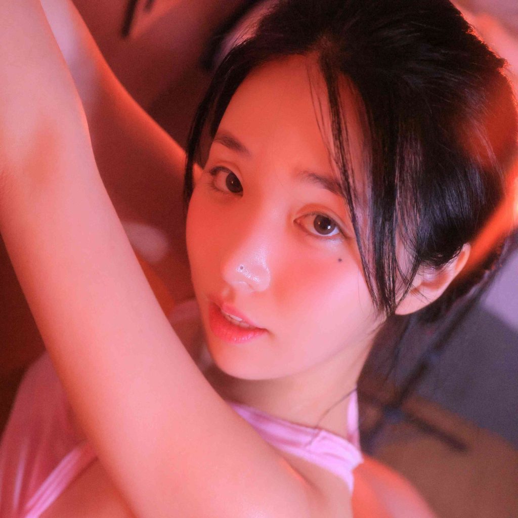 图片[8]-YeonwooLee Soap写真赏析：Yeonwoo Lee粉色室内写真与光影摄影解析