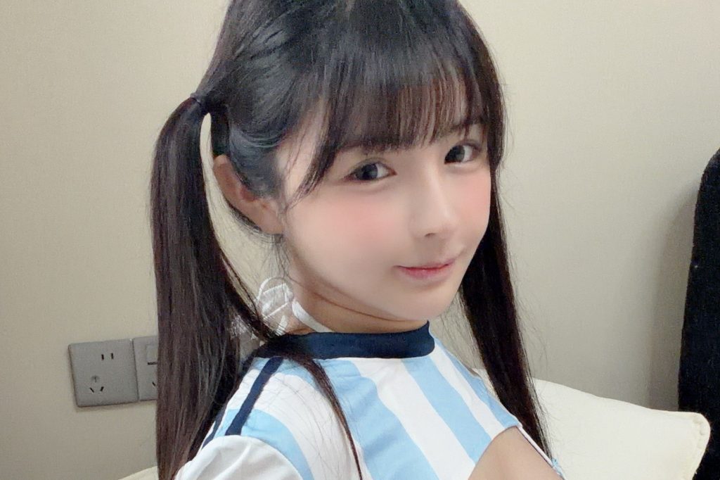 图片[5]-桜井宁宁球衣写真赏析：蓝白条纹双马尾清新人像摄影解析