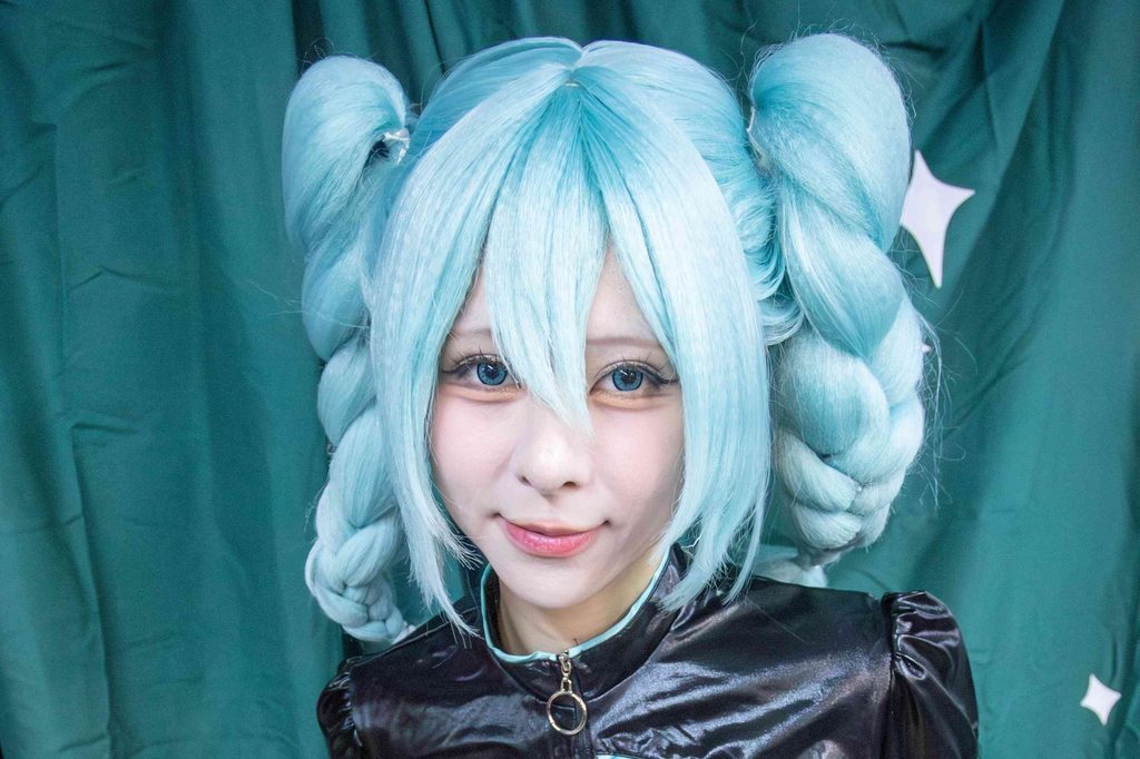 图片[9]-小空Sora初音未来Cosplay写真赏析｜苍绿色双辫造型与近景摄影解析