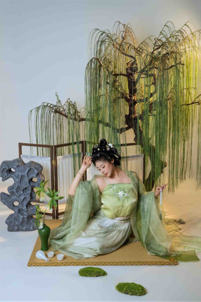 图片[4]-奈汐酱nice《拾翠》写真赏析｜青绿古风造型与东方园林人像摄影