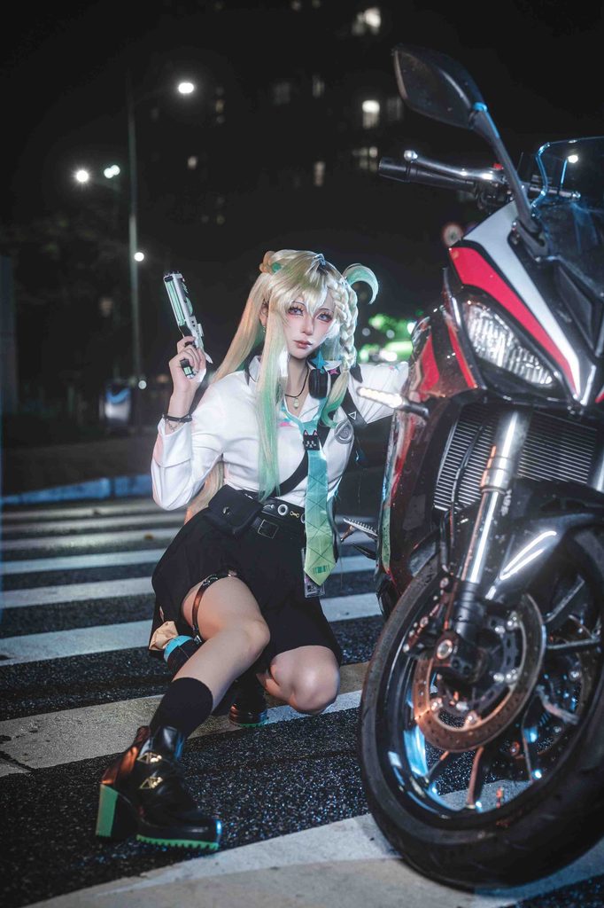 图片[5]-上杉绘黎落琳奈COS写真｜鸣潮琳奈雨夜机车高清Cosplay图集