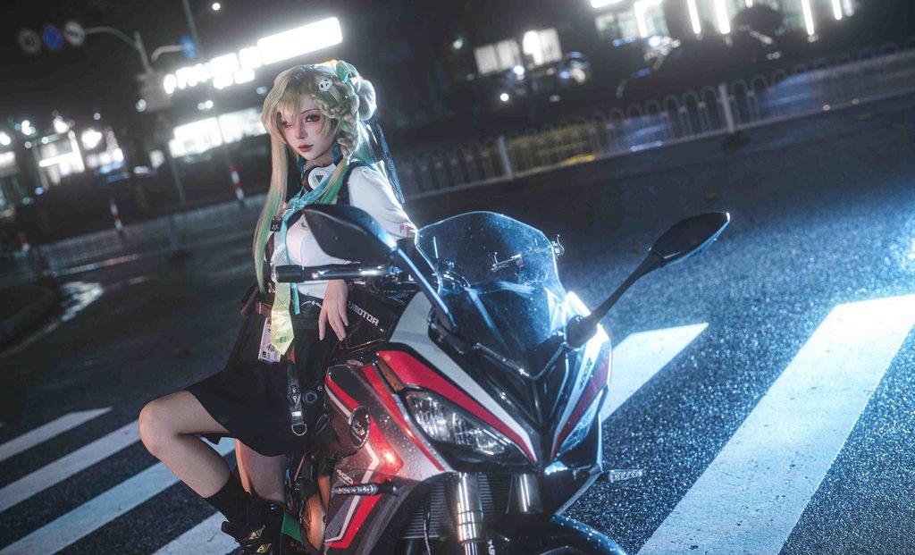 图片[3]-上杉绘黎落琳奈COS写真｜鸣潮琳奈雨夜机车高清Cosplay图集