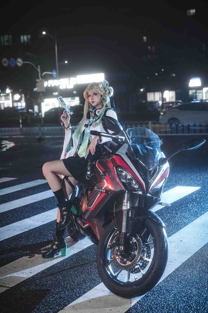 图片[9]-上杉绘黎落琳奈COS写真｜鸣潮琳奈雨夜机车高清Cosplay图集