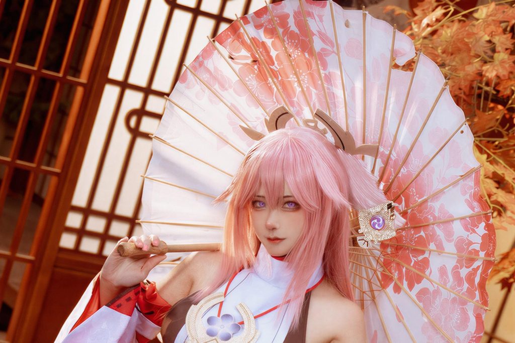 Seya狮砸八重神子COS写真｜原神狐仙宫司暖金和风摄影