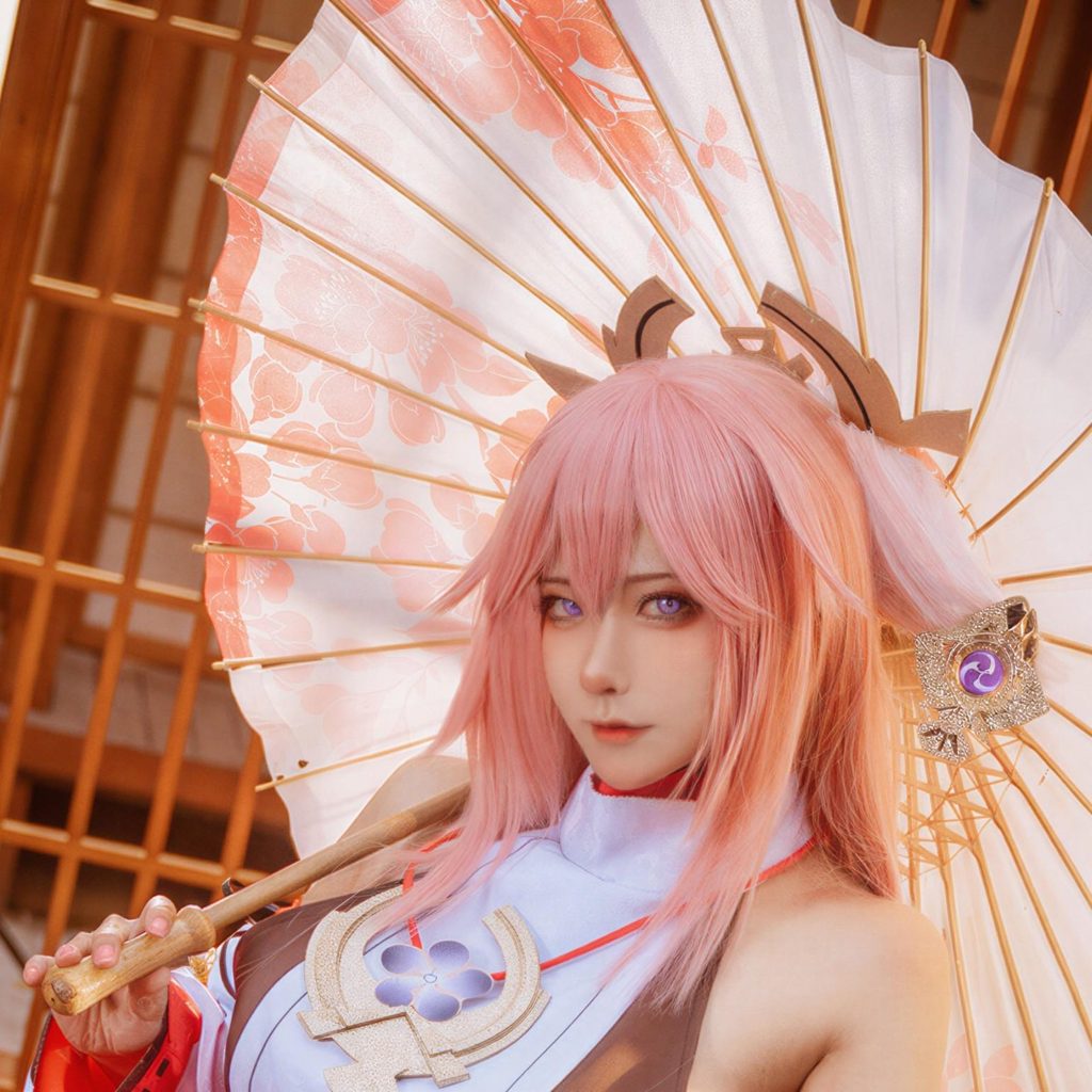 图片[4]-Seya狮砸八重神子COS写真｜原神狐仙宫司暖金和风摄影