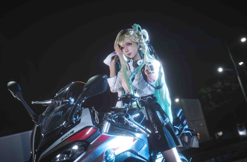 图片[4]-上杉绘黎落琳奈COS写真｜鸣潮琳奈雨夜机车高清Cosplay图集
