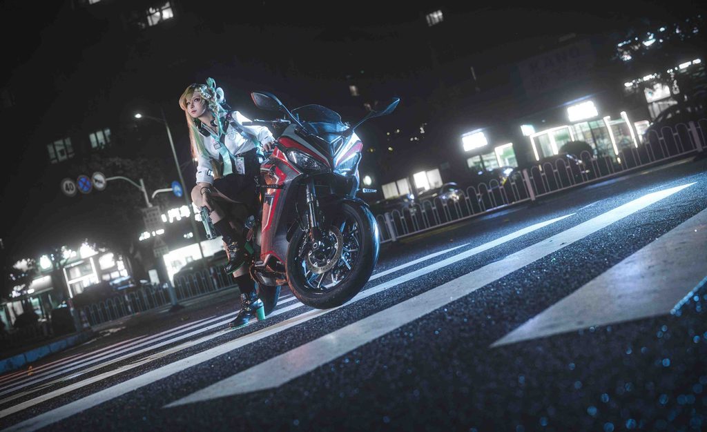 图片[7]-上杉绘黎落琳奈COS写真｜鸣潮琳奈雨夜机车高清Cosplay图集