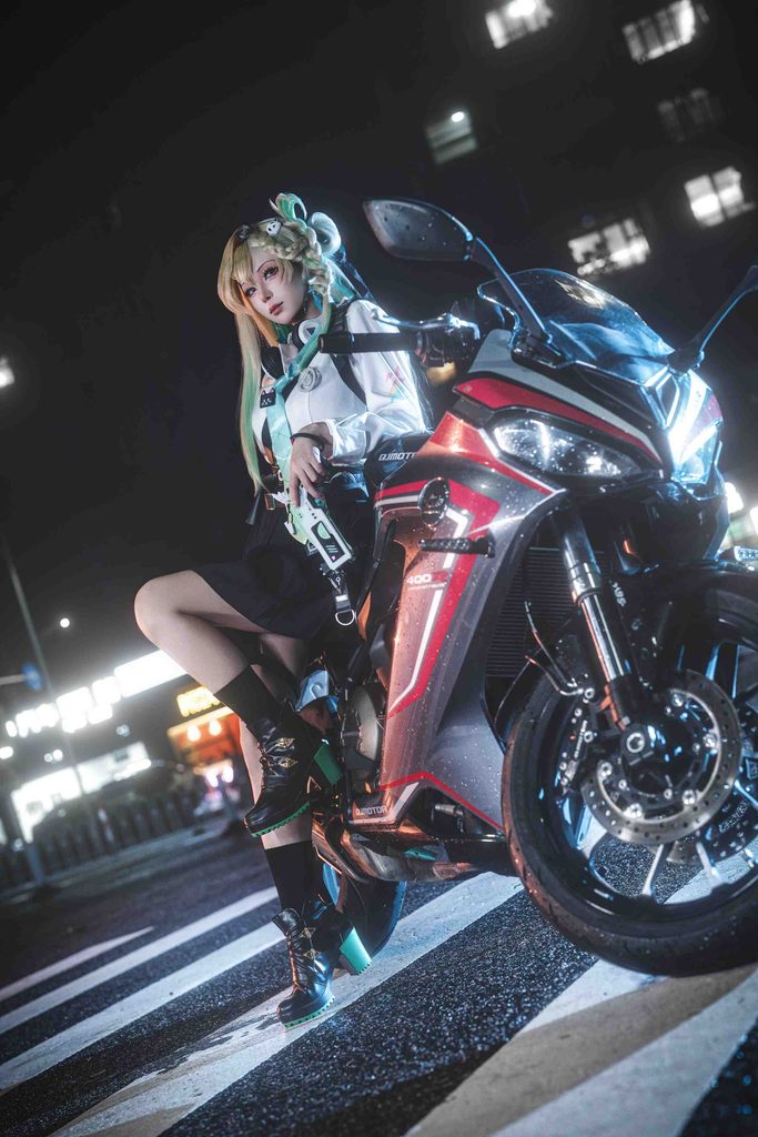 图片[6]-上杉绘黎落琳奈COS写真｜鸣潮琳奈雨夜机车高清Cosplay图集